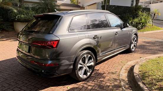 AUDI-Q7-2022