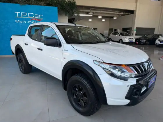 MITSUBISHI L200 TRITON 2.4 16V TURBO DIESEL OUTDOOR GLS CD 4X4 AUTOMÁTICO MITSUBISHI L200 TRITON 2.4 16V TURBO DIESEL OUTDOOR GLS CD 4X4 AUTOMÁTICO