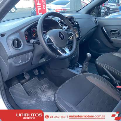 RENAULT-LOGAN-2022