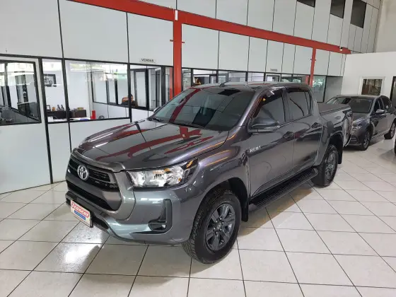 TOYOTA HILUX 2.8 D-4D TURBO DIESEL CD SR 4X4 AUTOMÁTICO TOYOTA HILUX 2.8 D-4D TURBO DIESEL CD SR 4X4 AUTOMÁTICO