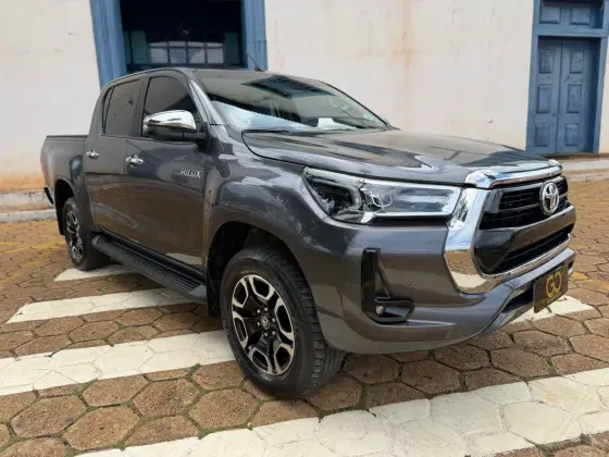 TOYOTA HILUX 2.8 D-4D TURBO DIESEL CD SRV 4X4 AUTOMÁTICO TOYOTA HILUX 2.8 D-4D TURBO DIESEL CD SRV 4X4 AUTOMÁTICO