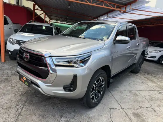 TOYOTA HILUX 2.8 D-4D TURBO DIESEL CD SRX 4X4 AUTOMÁTICO