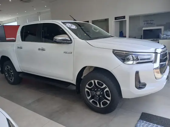 TOYOTA HILUX 2.8 D-4D TURBO DIESEL CD SRX 4X4 AUTOMÁTICO
