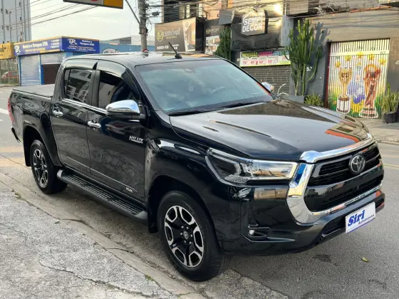 TOYOTA HILUX 2.8 D-4D TURBO DIESEL CD SRX 4X4 AUTOMÁTICO TOYOTA HILUX 2.8 D-4D TURBO DIESEL CD SRX 4X4 AUTOMÁTICO