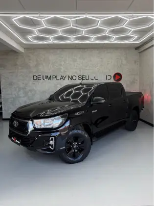 TOYOTA HILUX 2.8 SR 4X4 CD 16V DIESEL 4P AUTOMÁTICO TOYOTA HILUX 2.8 SR 4X4 CD 16V DIESEL 4P AUTOMÁTICO