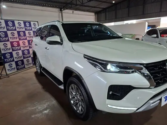 TOYOTA HILUX SW4 2.8 D-4D TURBO DIESEL SRX 7L 4X4 AUTOMÁTICO TOYOTA HILUX SW4 2.8 D-4D TURBO DIESEL SRX 7L 4X4 AUTOMÁTICO
