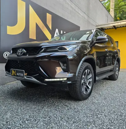 TOYOTA HILUX SW4 2.8 D-4D TURBO DIESEL SRX PLATINUM 7L 4X4 AUTOMÁTICO