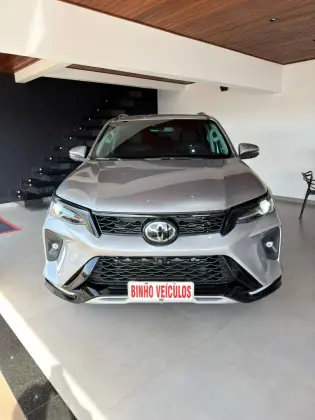 TOYOTA HILUX SW4 2.8 D-4D TURBO DIESEL SRX PLATINUM 7L 4X4 AUTOMÁTICO