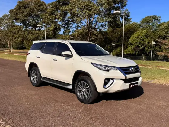 TOYOTA HILUX SW4 2.8 SRX 4X4 7 LUGARES 16V TURBO INTERCOOLER DIESEL 4P AUTOMÁTICO