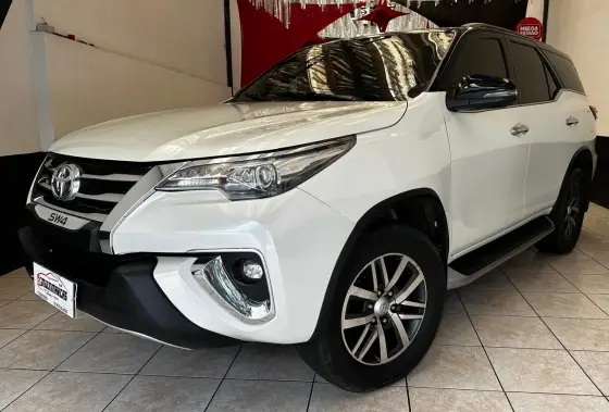 TOYOTA HILUX SW4 2.8 SRX 4X4 7 LUGARES 16V TURBO INTERCOOLER DIESEL 4P AUTOMÁTICO TOYOTA HILUX SW4 2.8 SRX 4X4 7 LUGARES 16V TURBO INTERCOOLER DIESEL 4P AUTOMÁTICO