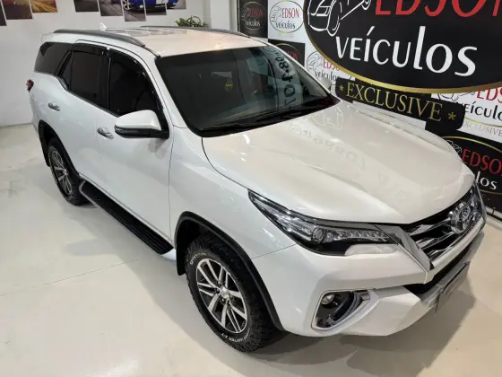 TOYOTA HILUX SW4 2.8 SRX 4X4 7 LUGARES 16V TURBO INTERCOOLER DIESEL 4P AUTOMÁTICO TOYOTA HILUX SW4 2.8 SRX 4X4 7 LUGARES 16V TURBO INTERCOOLER DIESEL 4P AUTOMÁTICO