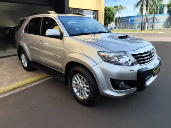 TOYOTA HILUX SW4 3.0 SRV 4X4 7 LUGARES 16V TURBO INTERCOOLER DIESEL 4P AUTOMÁTICO TOYOTA HILUX SW4 3.0 SRV 4X4 7 LUGARES 16V TURBO INTERCOOLER DIESEL 4P AUTOMÁTICO