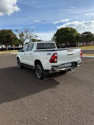 TOYOTA-HILUX-2023