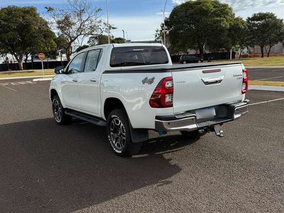 TOYOTA-HILUX-2.8 D-4D TURBO DIESEL CD SRX 4X4 AUTOMÁTICO TOYOTA-HILUX-2023