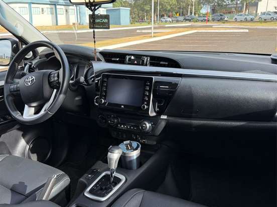 TOYOTA-HILUX-2.8 D-4D TURBO DIESEL CD SRX 4X4 AUTOMÁTICO TOYOTA-HILUX-2023