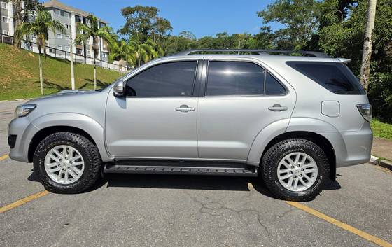 TOYOTA HILUX SW4 3.0 SRV 4X4 7 LUGARES 16V TURBO INTERCOOLER DIESEL 4P AUTOMÁTICO