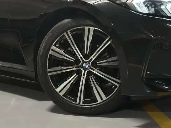BMW-320i-2022