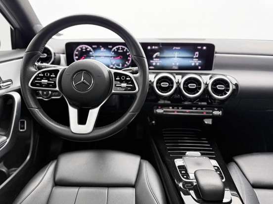 MERCEDES-BENZ-A 200-2019
