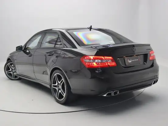 MERCEDES-BENZ-E 63 AMG-6.2 SEDAN V8 32V GASOLINA 4P AUTOMÁTICO MERCEDES-BENZ-E 63 AMG-2010