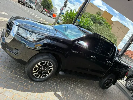 TOYOTA HILUX 2.8 D-4D TURBO DIESEL CD SRV 4X4 AUTOMÁTICO