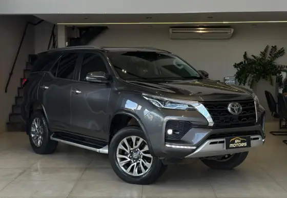 TOYOTA HILUX SW4 2.8 D-4D TURBO DIESEL SRX 4X4 AUTOMÁTICO TOYOTA HILUX SW4 2.8 D-4D TURBO DIESEL SRX 4X4 AUTOMÁTICO