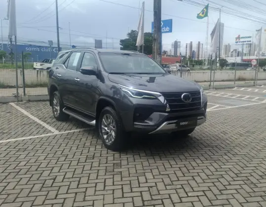 TOYOTA HILUX SW4 2.8 D-4D TURBO DIESEL SRX 7L 4X4 AUTOMÁTICO TOYOTA HILUX SW4 2.8 D-4D TURBO DIESEL SRX 7L 4X4 AUTOMÁTICO