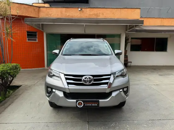 TOYOTA HILUX SW4 2.8 SRX 4X4 7 LUGARES 16V TURBO INTERCOOLER DIESEL 4P AUTOMÁTICO