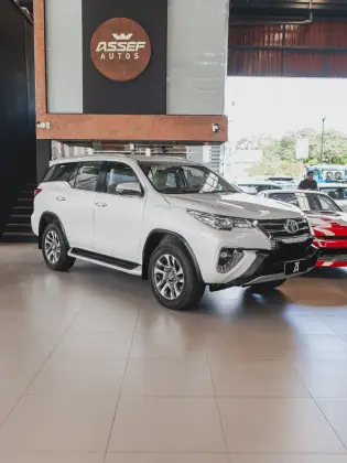 TOYOTA HILUX SW4 2.8 SRX DIAMOND 4X4 7 LUGARES 16V TURBO INTERCOOLER DIESEL 4P AUTOMÁTICO TOYOTA HILUX SW4 2.8 SRX DIAMOND 4X4 7 LUGARES 16V TURBO INTERCOOLER DIESEL 4P AUTOMÁTICO