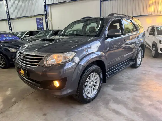 TOYOTA HILUX SW4 3.0 SRV 4X4 7 LUGARES 16V TURBO INTERCOOLER DIESEL 4P AUTOMÁTICO