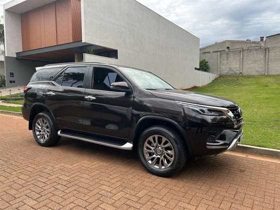 TOYOTA HILUX SW4 2.8 D-4D TURBO DIESEL SRX 7L 4X4 AUTOMÁTICO