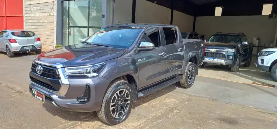 TOYOTA HILUX 2.8 D-4D TURBO DIESEL CD SRV 4X4 AUTOMÁTICO TOYOTA HILUX 2.8 D-4D TURBO DIESEL CD SRV 4X4 AUTOMÁTICO