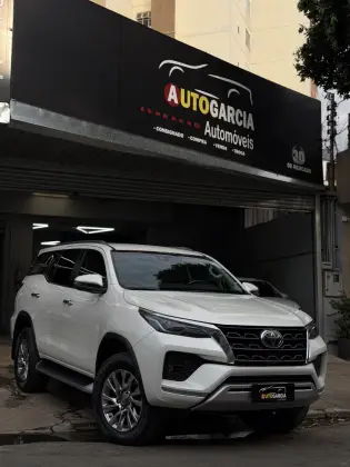 TOYOTA HILUX SW4 2.8 D-4D TURBO DIESEL SRX 7L 4X4 AUTOMÁTICO