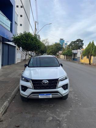 TOYOTA HILUX SW4 2.8 D-4D TURBO DIESEL SRX 7L 4X4 AUTOMÁTICO
