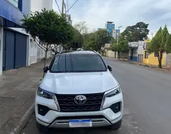 TOYOTA HILUX SW4 2.8 D-4D TURBO DIESEL SRX 7L 4X4 AUTOMÁTICO TOYOTA HILUX SW4 2.8 D-4D TURBO DIESEL SRX 7L 4X4 AUTOMÁTICO