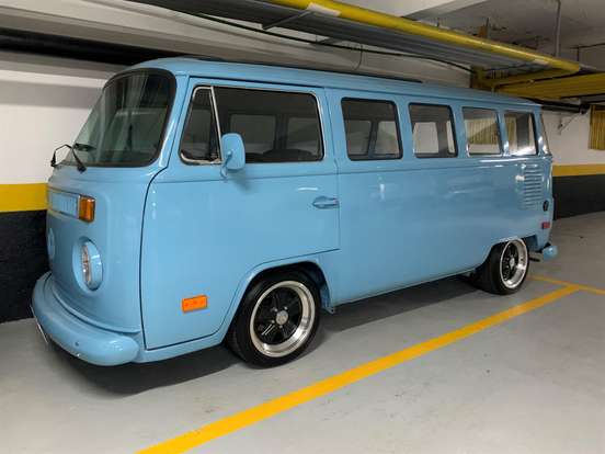 VOLKSWAGEN-KOMBI-1982