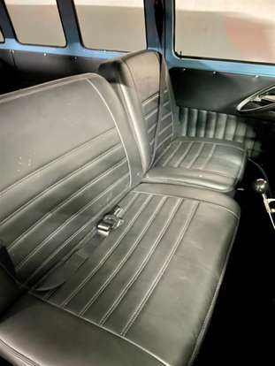 VOLKSWAGEN-KOMBI-1982