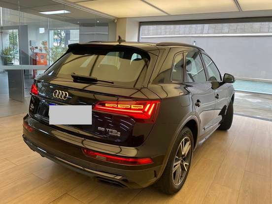 AUDI-Q5-2022