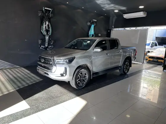 TOYOTA HILUX 2.8 D-4D TURBO DIESEL CD SRX 4X4 AUTOMÁTICO