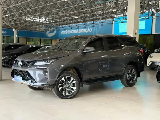 TOYOTA HILUX SW4 2.8 D-4D TURBO DIESEL DIAMOND 7L 4X4 AUTOMÁTICO