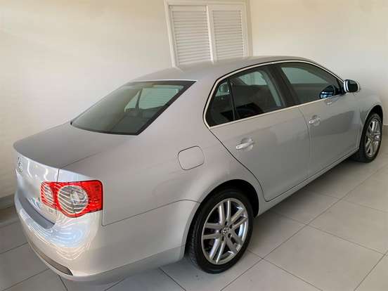 VOLKSWAGEN-JETTA-2010