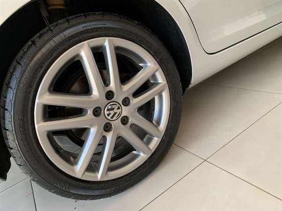 VOLKSWAGEN-JETTA-2.5 I 20V 170CV GASOLINA 4P TIPTRONIC VOLKSWAGEN-JETTA-2010