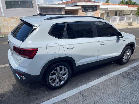 VOLKSWAGEN-TAOS-2021