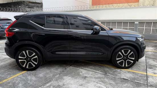 VOLVO-XC40-2020