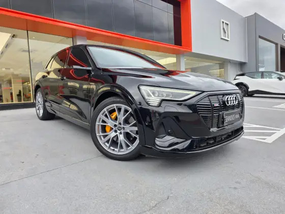 AUDI E-TRON ELÉTRICO PERFORMANCE BLACK QUATTRO