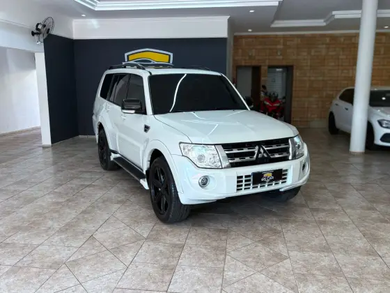 MITSUBISHI PAJERO FULL 3.2 HPE 4X4 16V DIESEL 2P AUTOMÁTICO MITSUBISHI PAJERO FULL 3.2 HPE 4X4 16V DIESEL 2P AUTOMÁTICO