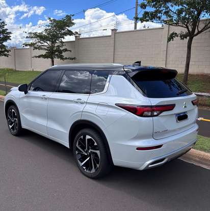MITSUBISHI-OUTLANDER-2025