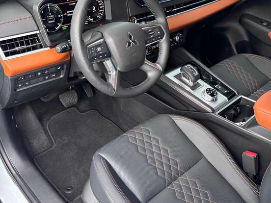 MITSUBISHI-OUTLANDER-2.4 PHEV SIGNATURE S-AWC DHT MITSUBISHI-OUTLANDER-2025