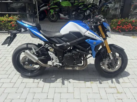 SUZUKI GSR 750 SUZUKI GSR 750
