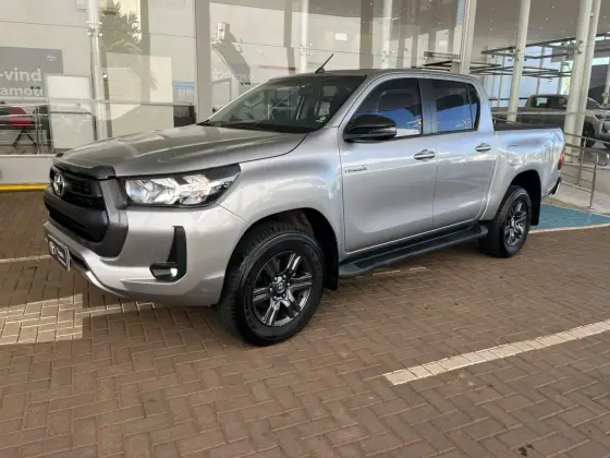TOYOTA HILUX 2.8 D-4D TURBO DIESEL CD SR 4X4 AUTOMÁTICO TOYOTA HILUX 2.8 D-4D TURBO DIESEL CD SR 4X4 AUTOMÁTICO