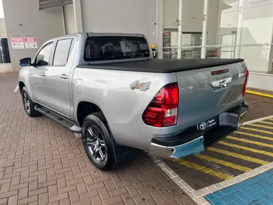 TOYOTA-HILUX-2.8 D-4D TURBO DIESEL CD SR 4X4 AUTOMÁTICO TOYOTA-HILUX-2022